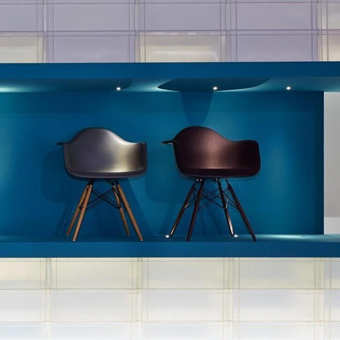 Cadeira de Braços em Plástico Eames DAW / Base Ácer Escuro